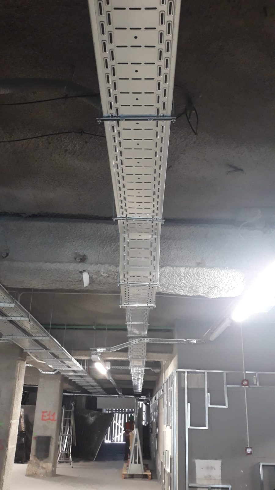 Bandejas portacables galvanizadas instaladas en el techo de un edificio en construcción