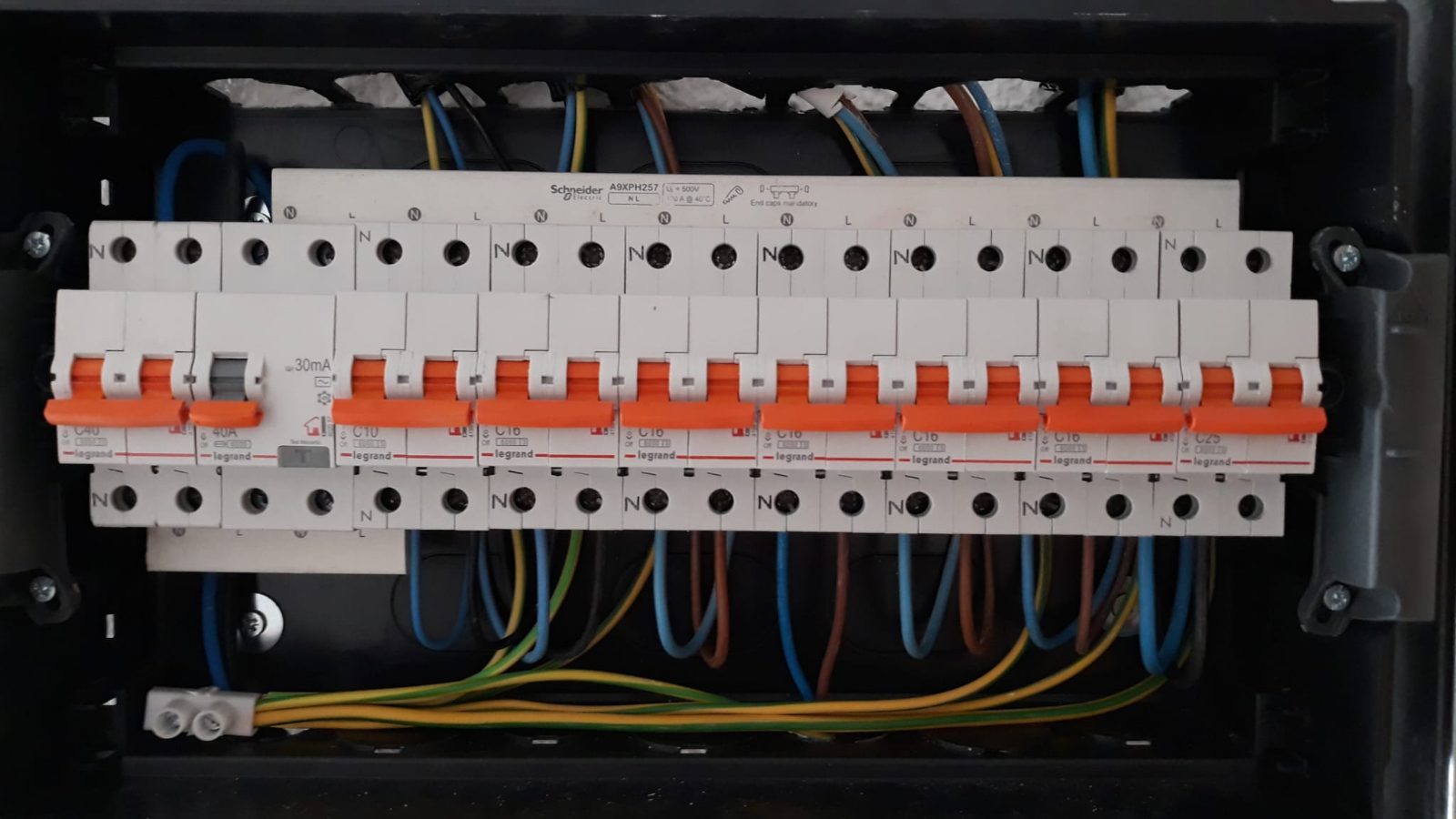 Cuadro eléctrico de vivienda con magnetotérmicos Legrand y peine de conexión